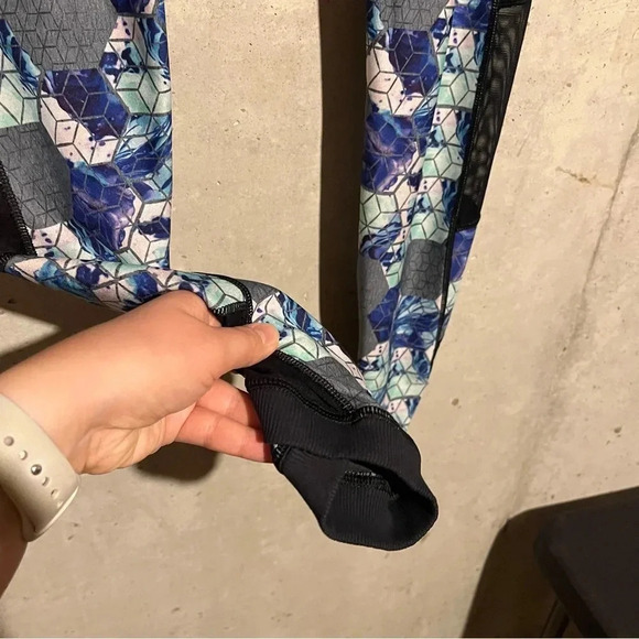 CALIA by Carrie Underwood Size Small Essential Geo Printed Tulip Hem Legging - Picture 5 of 12